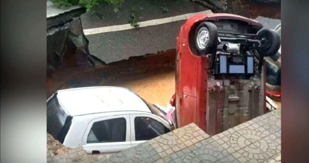 Image: Giant sinkhole swallows four cars in China (Video)
