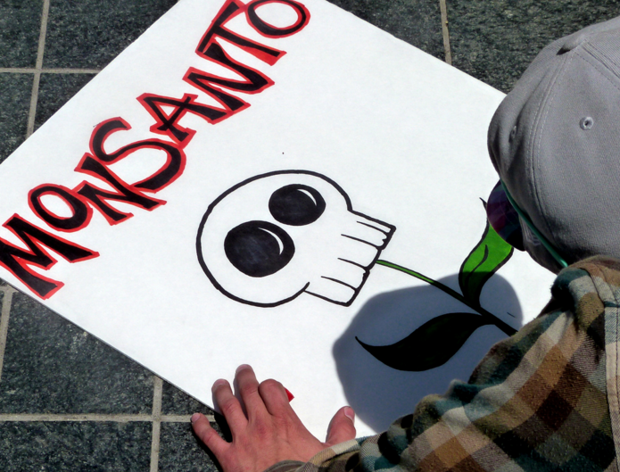 Image: Farmers sue Monsanto, say pesticide gave them cancer (Video)