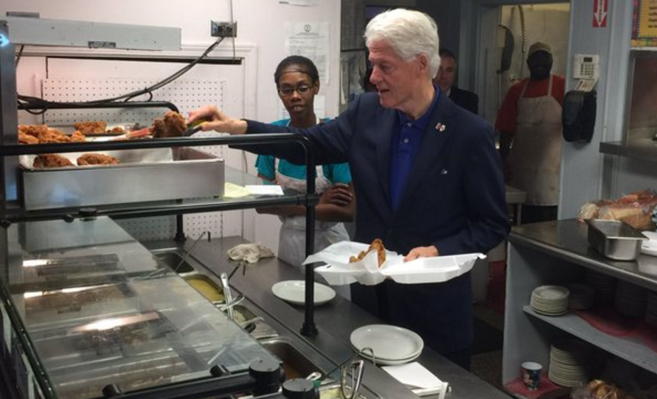 Image: Bill Clinton ‘serves fried chicken to black people’ in Louisville (Video)