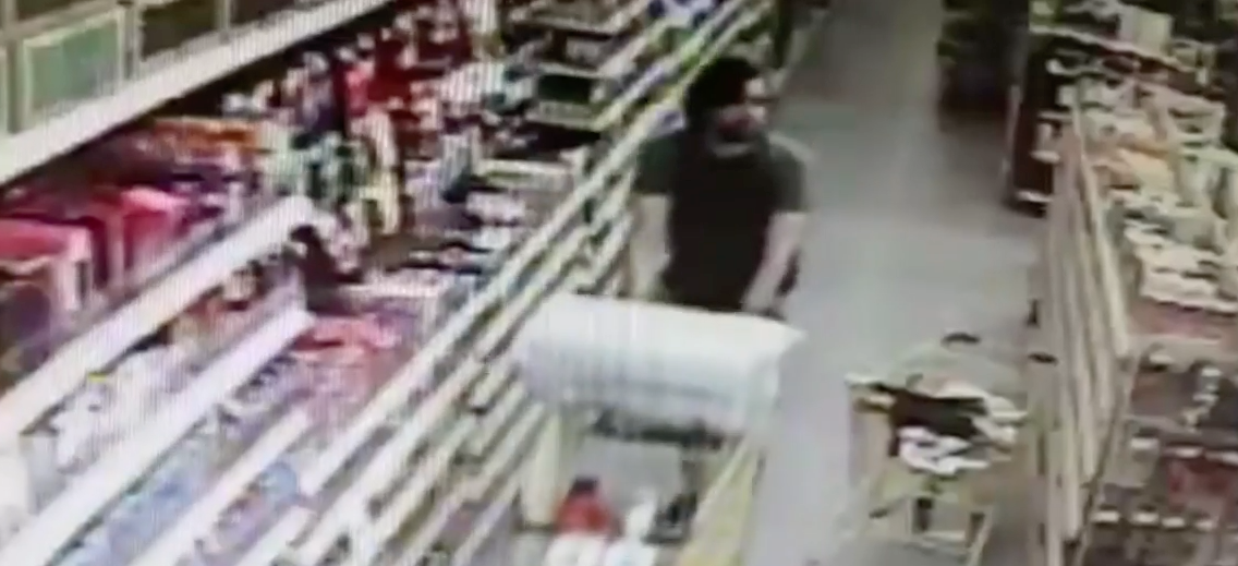 Image: Courageous mother saves daughter from shocking kidnap attempt in grocery store (Video)
