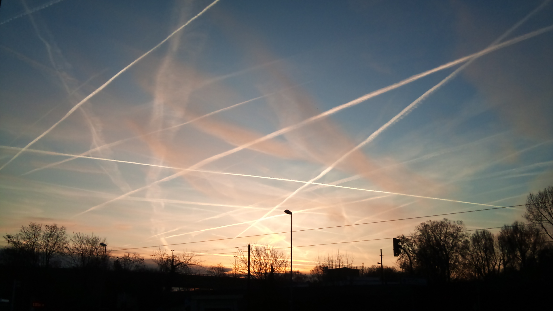 Image: NASA Admits to Spraying Americans with Poisonous Chemtrails (Video)